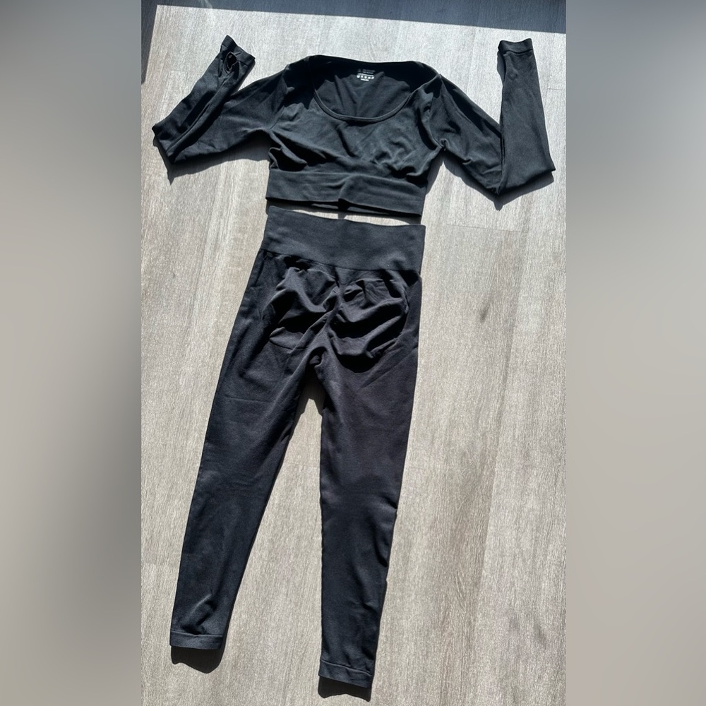 Women’s Black Seamless Gym Set Small | Long Sleeve Crop + High Rise Leggings 🖤